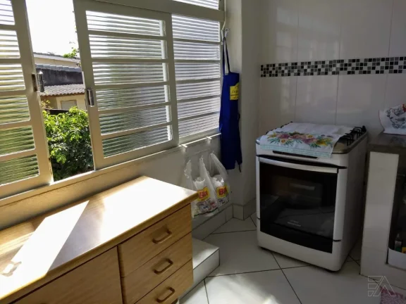 Imagem oportunidade! Ótima casa no centro de Atibaia com 287 m2 de terreno, quintal e porão