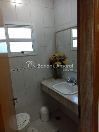 Imagem Apresentamos esta belíssima casa assobradada em um dos condomínios mais desejados de Valinhos, com...