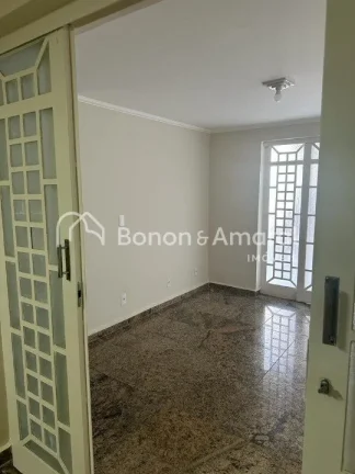 Imagem Imóvel com excelente acabamento, estrutura sólida e totalmente reformado. Com 3 dormitórios, todo...