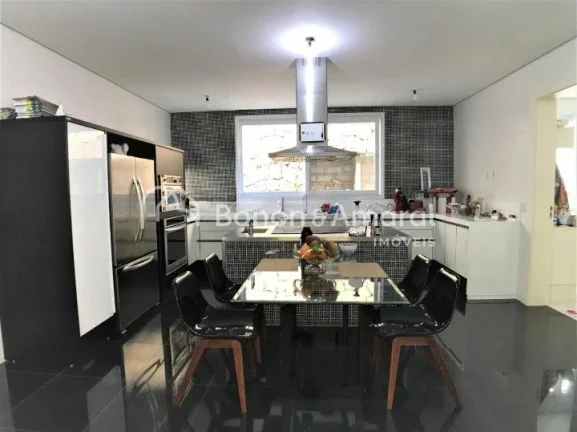 Imagem Linda e espaçosa casa de condomínio com área de 704 m². O imóvel possui living com pé direito ...