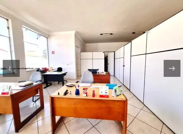 Imagem Salão Comercial para Locação em Limeira, Vila Queiroz, 2 banheiros, 3 vagas