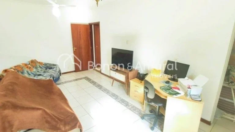 Imagem Casa com vista panorâmica para bosque, construída em rua tranquila sem saída. Na área social, en...