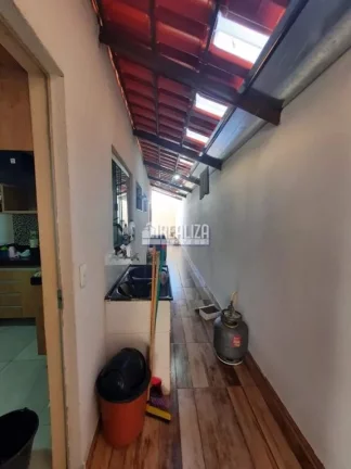 Imagem Casa de 3 quartos com suíte e móveis planejados nos banheiros e cozinha o Jardim Espanha