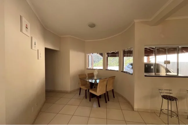 Imagem Chácara à venda em Atibaia - 700m² de terreno e 153m² de área construída