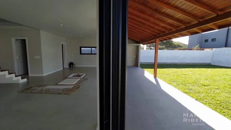 Imagem Casa Alto Padrão com 4 suítes em Condomínio na Cachoeira do Bom Jesus, Florianópolis/SC