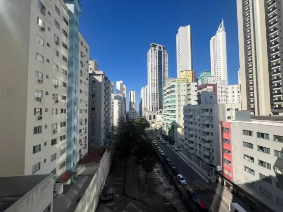 Imagem Apartamento Mobiliado com 1 dormitórios sendo 1 vagas de garagem em Balneário Camboriú