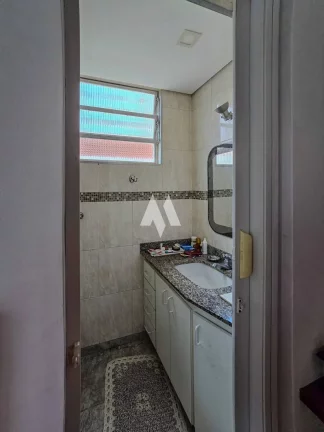 Imagem Apartamento com 2 dormitórios, sendo 1 suíte e dependência completa a 1/2 quadra da praia à venda no Embaré, Santos/SP