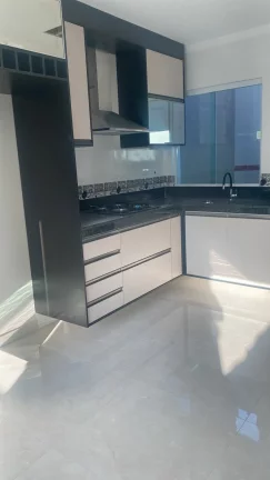 Imagem SOBRADO COM TRÊS DORMITÓRIOS, QUATRO VAGAS DE GARAGEM E LAVANDERIA COBERTA.