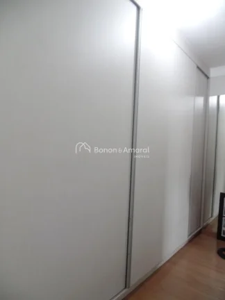 Imagem Excelente casa em condomínio, térrea e com terreno diferenciado (342 m²). 
Muito bem construída ...