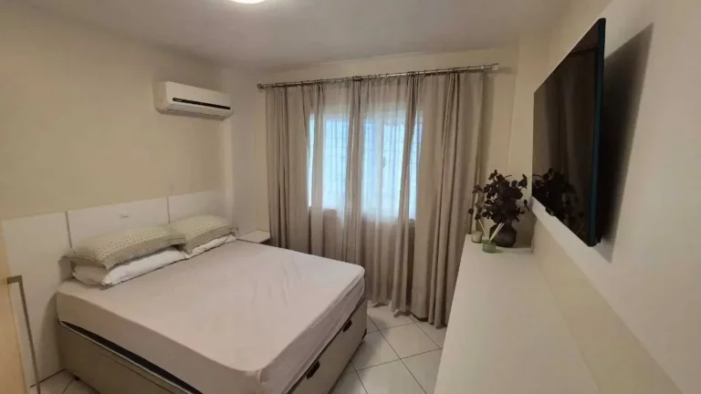 Imagem Apartamento quadra mar com 3 dormitórios sendo 1 suíte e 1 vaga em Meia Praia - Itapema/SC