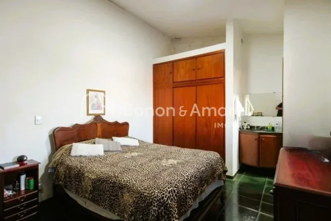 Imagem Imóvel amplo à venda com 4 quartos, sendo 3 suítes, e 5 banheiros no total. Este imóvel está be...