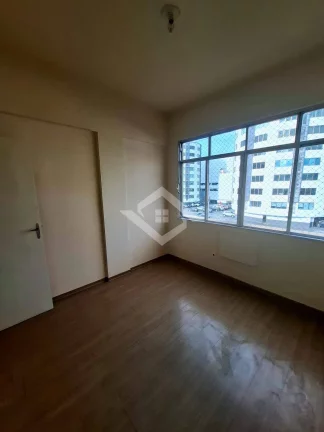 Imagem Vende Apartamento, Tijuca em frente ao Shopping 2 quartos, 64m2, sem vaga.