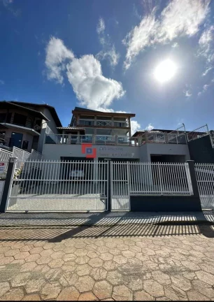Linda casa triplex com ótima vista para o mar praia do Grant- Itajuba Barra