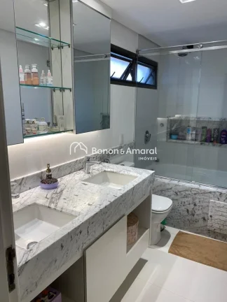 Imagem Lindo e espaçoso apartamento com 218m² de área. Recém reformado, possui 4 dormitórios, sendo 2 ...