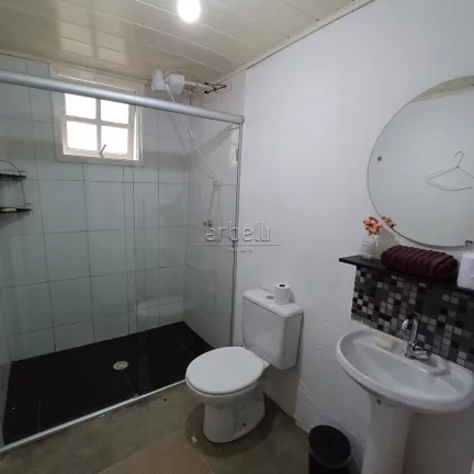 Imagem Casa com 171M², 2 quartos sendo 1 suíte, 3 banheiros, sala, quintal e 4 vagas de garagem. Casa ter...