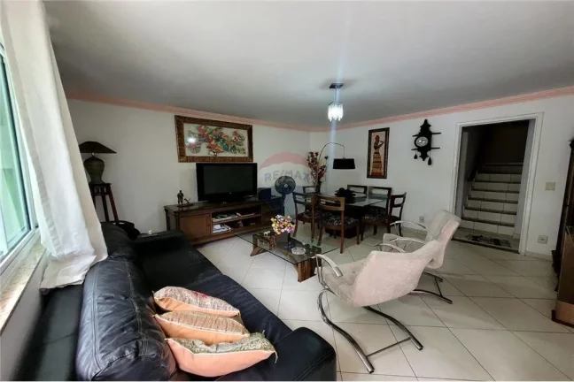 Imagem Casa com 3 quartos, 104 m² à venda em Vila Valqueire - Rio de Janeiro.