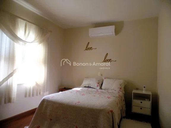 Imagem Térrea, bem localizada, em rua tranquila.
Sala para 2 ambientes, lareira, lavabo, escritório, 3 su...
