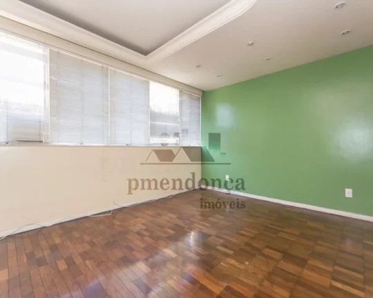 Imagem Apartamento com armários planejados, piso em parquet, living para 02 ambientes, banheiro, 02 dormit...