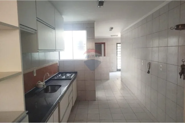 Imagem Casa com 4 quartos, 1 suíte, 6 banheiros e salão comercial. Localizada no Central Parque Sorocaba. Valor R$ 790.000. Confira! RE/MAX Shmone.
