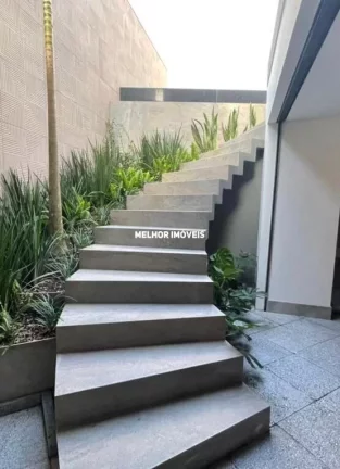 Imagem Casa de Alvenaria nova à venda com 5 suítes e 8 vagas de garagem localizada no centro de Balneário Camboriú