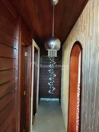 Imagem Esta encantadora casa de madeira oferece um ambiente acolhedor e confortável, perfeita para a famí...