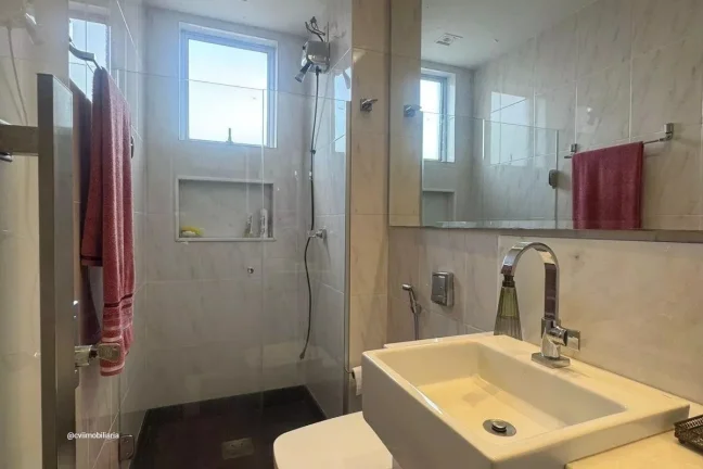 Imagem Localizado em Belo Horizonte, este apartamento de 97 metros quadrados oferece um espaço confortáve...