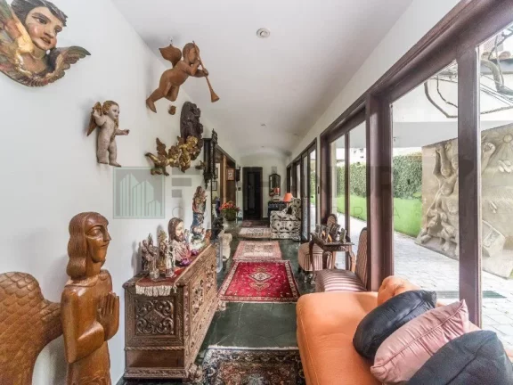 Imagem VENDO CASA PRÓXIMO AO PQ. IBIRAPUERA! Magnifica residência a venda em rua tranquila e arborozada no Jardim Lusitânia, com 900m² de área construída em