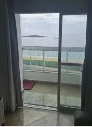 Imagem Vendo apartamento de três quartos com suite de frente para o mar.