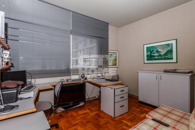 Imagem Belíssimo apartamento em edifício histórico na rua mais charmosa e arborizada de Higienópolis. A...