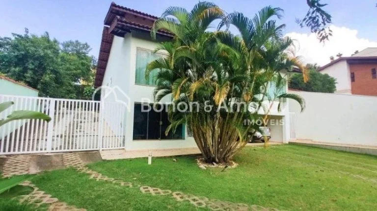 Imagem Casa com vista panorâmica para bosque, construída em rua tranquila sem saída. Na área social, en...