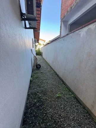 Imagem Casa com 3 dormitórios sendo 1 suíte e 1 vaga de garagem no bairro Guanabara em Joinville SC