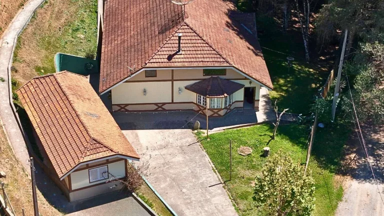 Imagem Três casas, um grande jardim e a liberdade de viver a serra no seu próprio ritmo