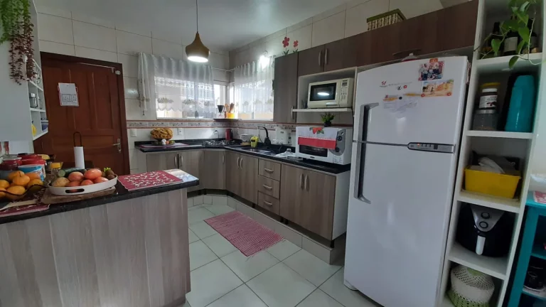 Imagem Casa à venda em Garopaba-SC, bairro Areias de Palhocinha: 3 quartos, 2 salas, 2 banheiros, 1 vaga, 160m². Venha conhecer!
