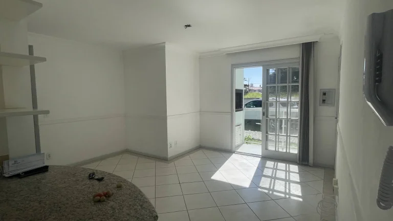 Imagem Apartamento Térreo à Venda com 3 Dormitórios em Canasvieiras – Florianópoli