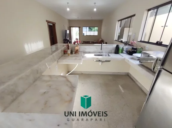 Imagem Linda e ampla casa à venda em Nova Guarapari, 10 minutos a pé da Praia de Peracanga e Bacutia.