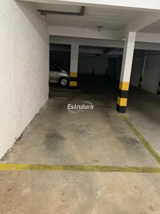 Apartamento de 2 dormitórios, 1 suíte e garagem disponível no centro.