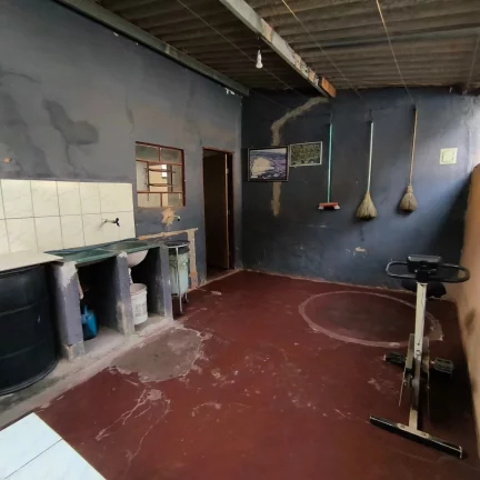 Imagem Casa 2/4 Com Barracao No Santa Luzia