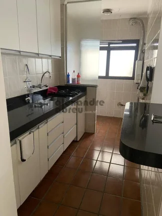 Imagem Apartamento em andar alto com piso em cerâmica branca, varanda na sala de estar e no dormitório, b...