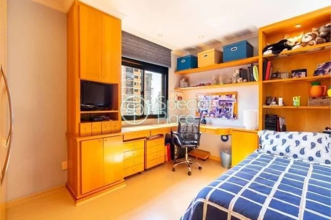 Imagem Apartamento com 180m² em Moema Pássaros. Living integrado à varanda envidraçada, sala de almoço...