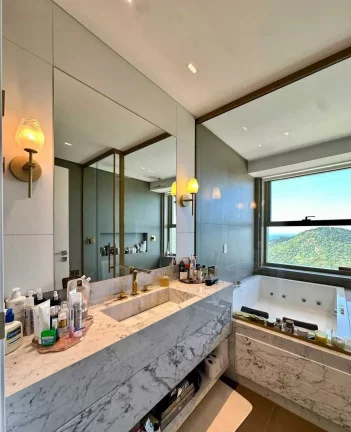 Imagem Apartamento quadra mar com 5 dormitórios sendo 4 suítes e 3 vagas de garagem em Balneário Camboriú