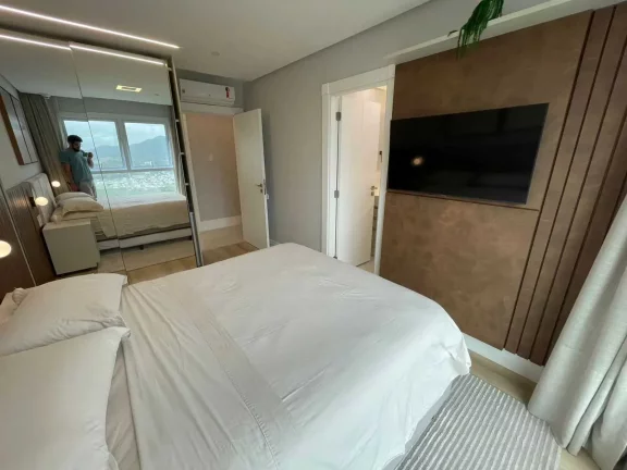 Imagem Apartamento alto padrão frente mar com 4 suítes e 3 vagas de garagem - Av. Atlântica/SC