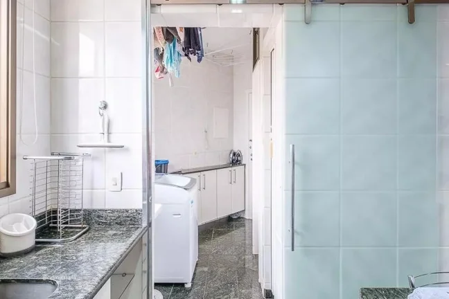 Imagem Este apartamento espaçoso oferece 135 metros quadrados de área, com 4 quartos bem distribuídos e ...