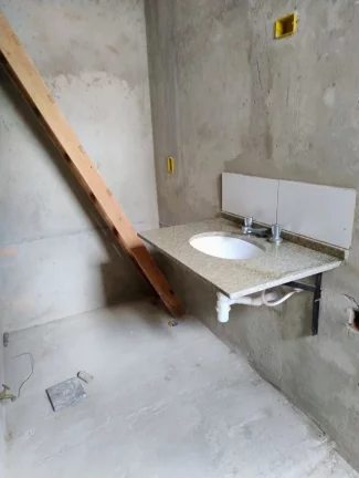 Imagem Sobrado de Luxo à Venda em Santo André-SP no Bairro Jardim Las Vegas: 3 Quartos, 1 Suíte, 3 Banheiros, 2 Vagas, 185 m².