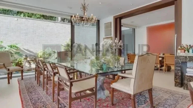 Imagem Descubra a verdadeira definição de luxo e sofisticação nesta deslumbrante casa no condomínio fechado do Jardim Europa. Com uma construção impecável de