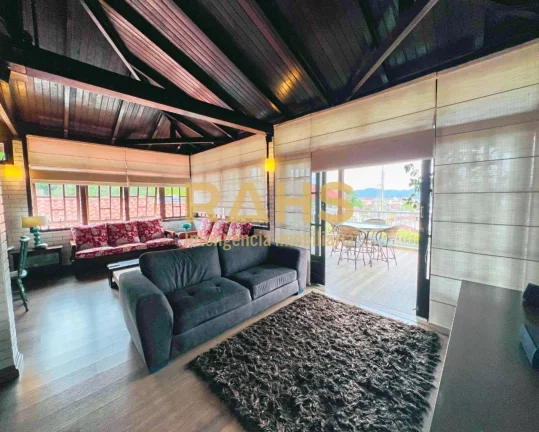 Imagem Linda casa semi-mobiliada e climatizada com 3 suítes, escritório, 2 vagas de garagem e completa á...