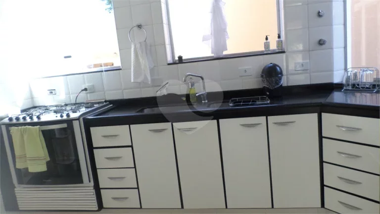 Imagem Sobrado à venda com 4 quartos, sendo 4 suítes, em Granja Viana, Carapicuíba - SP