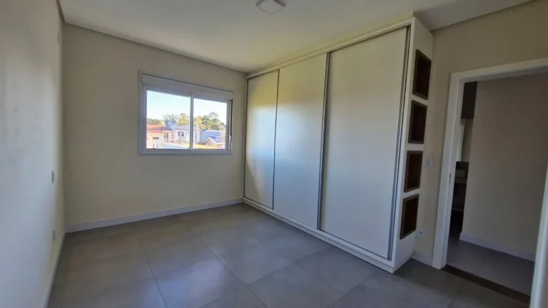 Imagem Apartamento com 2 dormitórios em Garopaba, 1 suíte, semi mobiliado, condomínio com salão de festas. Segurança, pets permitidos e ótima localização.