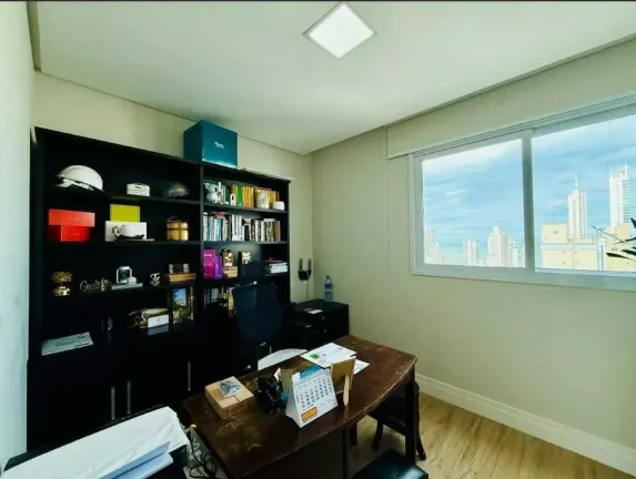 Imagem Apartamento com 4 dormitórios sendo 2 suítes e 2 vagas de garagem em Balneário Camboriú