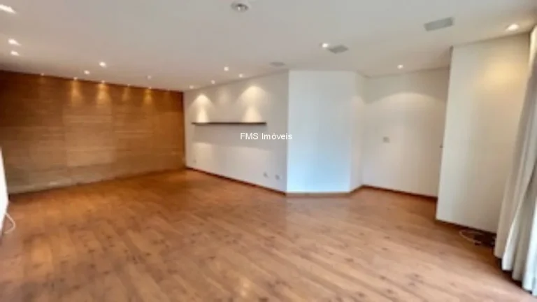 Imagem Imperdível oportunidade em Moema: Apartamento de 3 quartos com suíte, 131m² e 2 vagas de garagem à venda em São Paulo-SP!