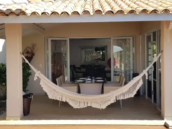 Imagem CONDOMINIO QUINTAS DE SAÚIPE - CASA TOTALMENTE MOBILIADA, DECORADA, MODELO DO RENOMADO ARQUITETO DAVI BASTOS: 330m2 DE ÁREA, 3 SUITES SALA AMPLIADA